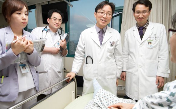남자 세명 중 가운데 이대희