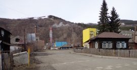 Старая, уже не работающая, труба угольной котельной и новая – на газе Старая, уже не работающая, труба угольной котельной и новая – на газе
