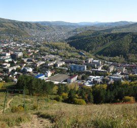 Вид с горнолыжного спуска горы Тугая на город и горнолыжный спуск на горе Комсомолка Вид с горнолыжного спуска горы Тугая на город и горнолыжный спуск на горе Комсомолка